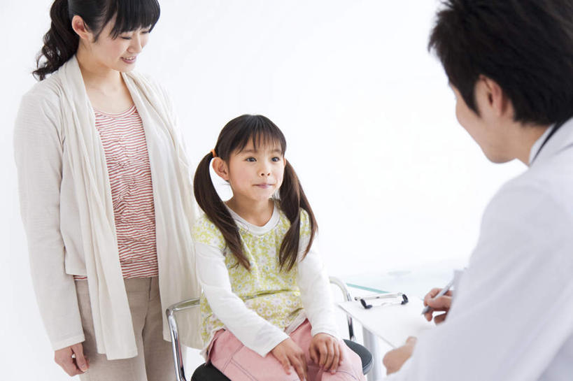 东方人,三个人,母亲,女儿,医生,病人,站,坐,横图,室内,白天,正面,窗帘,桌子,椅子,玻璃,亚洲,一张,握,笔,纸,办公用品,拿,拿着,黄种人,玻璃制品,文具,学习用品,站着,医护人员,医疗人员,母女,母爱,握着,文具用品,一支,男人,男性,年轻男性,年轻女性,女孩,女人,女性,亚洲人,大夫,患者,就医者,站立,坐着,半身,彩图