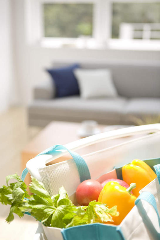 无人,竖图,俯视,室内,特写,白天,购物,消费,窗户,地板,靠垫,沙发,辣椒,蔬菜,西红柿,袋子,椅子,一把,新鲜,包装袋,手提袋,墙,食品,购物袋,靠枕,地面,木地板,玻璃窗,墙壁,墙面,食物,两个,一个,黄色,红色,蓝色,白色,灰色,抱枕,枕头,金融,有机食品,绿色食品,单个,购买,贸易,布艺沙发,彩椒,辣角,红海椒,大椒,辣虎,广椒,甜椒,柿子椒,辣子,海椒,番茄,番椒,灯笼椒,彩图,高角度拍摄