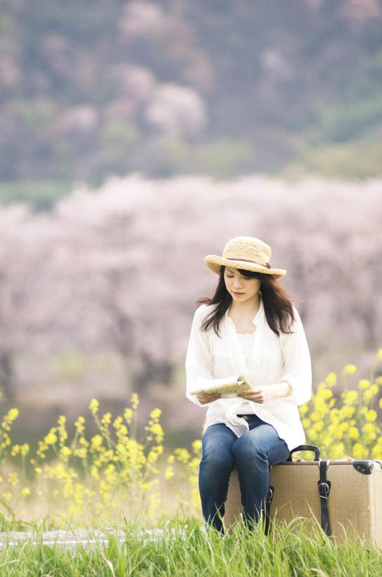 东方人,一个人,坐,竖图,室外,白天,正面,旅游,度假,草地,草坪,花海,花圃,树林,植物,道路,路,公路,樱花,地图,叶子,亚洲,仅一个年轻女性,仅一个女性,仅一个人,许多,握,盛开,信息,拉杆箱,旅行箱,樱花树,交通,拿,花蕾,拿着,黄种人,方向,娱乐,草,花,花瓣,花朵,花卉,鲜花,树,树木,粉色,黄色,绿色,自然,行李箱,箱子,花丛,花束,花田,花苞,花蕊,享受,休闲,放松,握着,生长,成长,引导,指引,出差,仙樱花,福岛樱,青肤樱,年轻女性,女人,女性,亚洲人,马路,荆桃,坐着,半身,彩图,旅行,导航