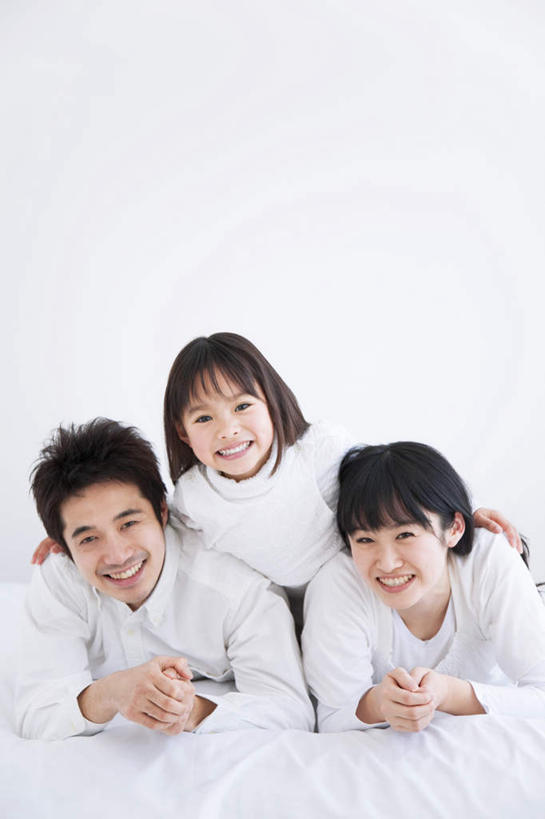 东方人,肩,三个人,家庭,抱,笑,微笑,露齿笑,竖图,室内,白天,白色背景,正面,床,亚洲,双人床,床单,黄种人,被子,趴着,温暖,温馨,一家人,摄影,影棚,抱着,和睦,被单,搂着,男人,男性,年轻男性,年轻女性,女孩,女人,女性,亚洲人,怀抱,搂,搂抱,趴,相抱,拥抱,半身,彩图,影棚拍摄,拍摄,融洽