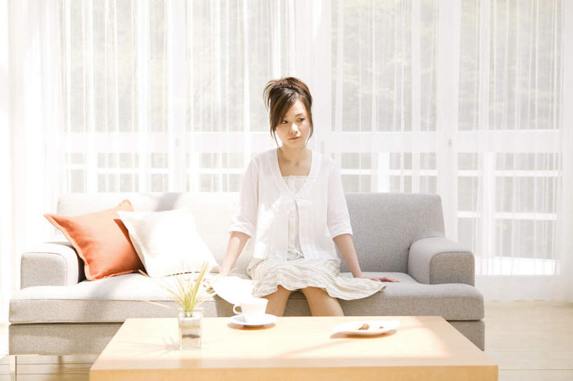 东方人,一个人,坐,横图,室内,白天,正面,植物,窗户,窗帘,地板,靠垫,落地窗,沙发,桌子,杯子,亚洲,仅一个年轻女性,仅一个女性,仅一个人,撑,装饰,木制,瓷器,盆栽,咖啡杯,靠枕,盆景,陶瓷制品,地面,茶几,注视,黄种人,木地板,玻璃窗,两个,一个,衣服,红色,绿色,白色,灰色,自然,盘子,木制品,抱枕,枕头,观察,看,生长,单个,成长,观看,华丽,修饰,点缀,察看,撑着,关注,瓷杯,布艺沙发,衬托,美观,雅致,雅观,年轻女性,女人,女性,亚洲人,坐着,半身,彩图