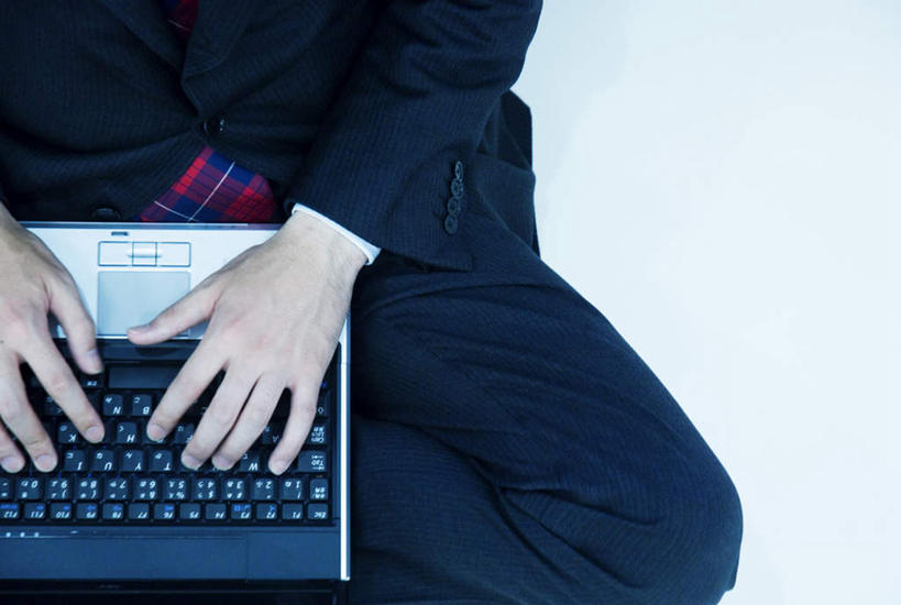 东方人,一个人,商务人士,商务男性,坐,盘腿,横图,俯视,室内,白天,衬衫,电脑,笔记本电脑,亚洲,仅一个男性,仅一个人,敲打,套装,网络,黄种人,输入,通讯设备,仅一个年轻男性,打字,点击,敲击,无线,通信设备,商务装,无线网络,无线上网,便携式电脑,工薪阶层,按键,手提电脑,男人,男性,年轻男性,亚洲人,白领,上班族,盘腿而坐,盘膝,盘着腿的,盘着腿坐,双腿交叉,坐着,半身,彩图,高角度拍摄,衬衣