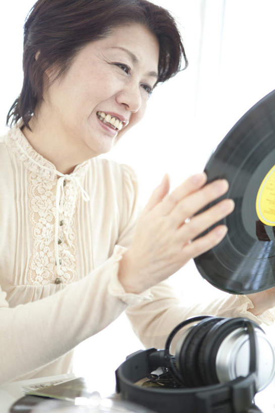 东方人,一个人,笑,微笑,露齿笑,竖图,室内,白天,正面,快乐,满意,幸福,桌子,亚洲,仅一个女性,仅一个人,一张,握,音响,音乐,拿,拿着,黄种人,娱乐,本子,耳机,仅一个中年女性,享受,休闲,放松,握着,两本,碟片,舒适,享乐,女人,女性,中年女性,亚洲人,半身,彩图