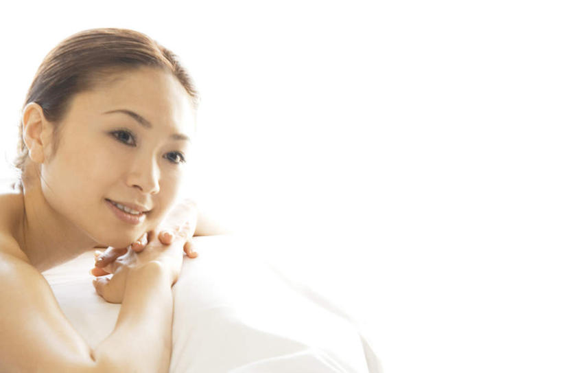 东方人,脸,头,脸颊,手,一个人,美容院,笑,微笑,露齿笑,横图,室外,特写,白天,侧面,化妆,美容,床,亚洲,仅一个年轻女性,仅一个女性,仅一个人,护肤,黄种人,裸露,靠,靠着,趴着,倚靠,保养,享受,休闲,手部,放松,保健,单人床,倚着,裸,养颜,年轻女性,女人,女性,亚洲人,头部,脸部,脸蛋,面部,趴,半身,彩图