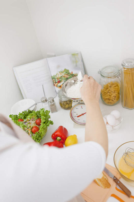 一个人,站,竖图,俯视,室内,白天,仪器,厨房,柠檬,辣椒,蔬菜,西红柿,书籍,水果,仅一个年轻女性,仅一个女性,仅一个人,一堆,许多,倒,握,堆积,新鲜,勺子,蛋,鸡蛋,面粉,生食,食品,果实,拿,拿着,玻璃制品,食物,两个,三个,一个,红色,玻璃瓶,瓶子,调羹,汤匙,碗,站着,握着,有机食品,绿色食品,单个,堆,衡量,计量,彩椒,辣角,红海椒,大椒,辣虎,广椒,衡器,年轻女性,女人,女性,秤,书,图书,益母果,柠果,樱桃番茄,甜椒,柿子椒,圣女果,辣子,海椒,番茄,番椒,灯笼椒,站立,半身,彩图,高角度拍摄,灶间