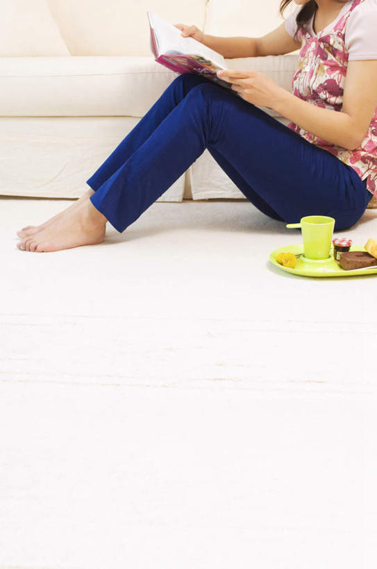 点心,面包,东方人,一个人,坐,竖图,俯视,室外,白天,看书,阅读,地板,沙发,杯子,餐具,书籍,亚洲,仅一个年轻女性,仅一个女性,仅一个人,一块,学习,碟子,盘,塑料,食品,面点,地面,拿,拿着,黄种人,酱,木地板,食物,糕点,一个,白色,盘子,塑料制品,书本,碟,果酱,看,读书,浏览,单个,塑料杯,一瓶,布艺沙发,年轻女性,女人,女性,亚洲人,进餐用具,书,图书,坐着,半身,彩图,高角度拍摄