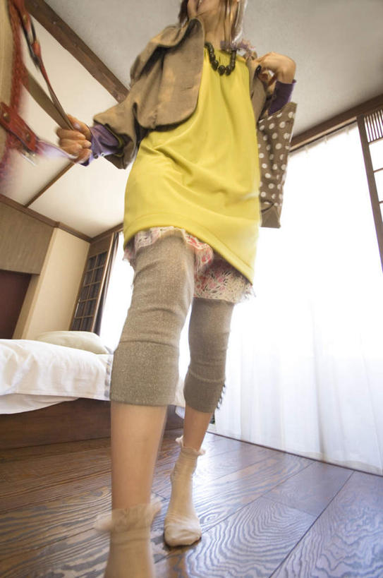 东方人,背,家,走,竖图,室内,白天,仰视,窗户,窗帘,床,地板,家具,落地窗,天花板,卧室,装修,建筑,亚洲,服装,装饰,包,房屋,屋子,公寓,棕色,床单,地面,古典,休闲装,黄种人,被子,建设,装潢,洋房,楼房,木地板,玻璃窗,住宅,衣服,黄色,室内装潢,背着,休闲,日式,休闲服,服饰,单人床,单肩包,明亮,舒适,被单,家居装潢,房屋设计,室内设计,宽敞,样板房装潢,亚洲人,设计,步行,走路,半身,彩图,低角度拍摄,房子,睡房,卧房