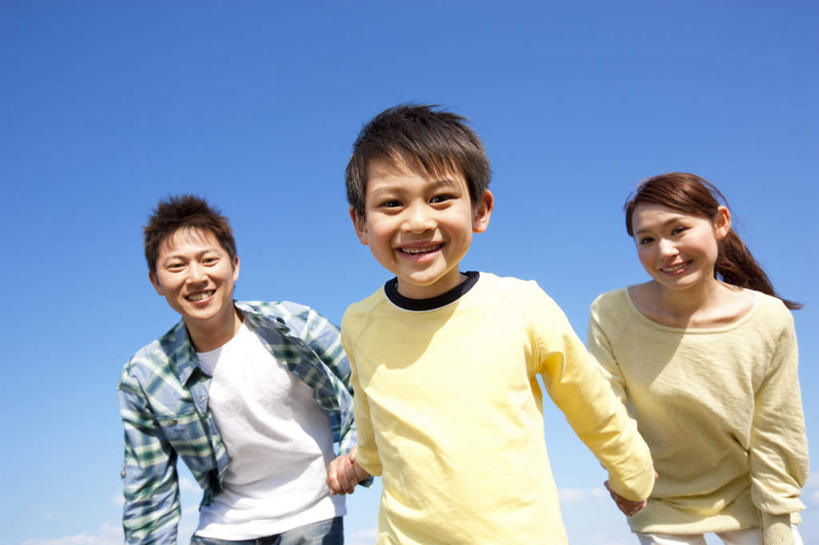 东方人,三个人,家庭,跑,握手,笑,微笑,露齿笑,横图,室外,白天,仰视,纯洁,亚洲,一排,服装,整齐,云,云朵,云彩,注视,休闲装,黄种人,排列,衣服,蓝色,白云,蓝天,天空,天,观察,看,休闲,温暖,温馨,一家人,休闲服,可爱,童年,童趣,服饰,晴朗,观看,和睦,察看,队列,关注,童真,烂漫,无邪,天真,男人,男性,年轻男性,年轻女性,女孩,女人,女性,亚洲人,晴空,拉手,手拉手,手握手,半身,彩图,低角度拍摄,融洽