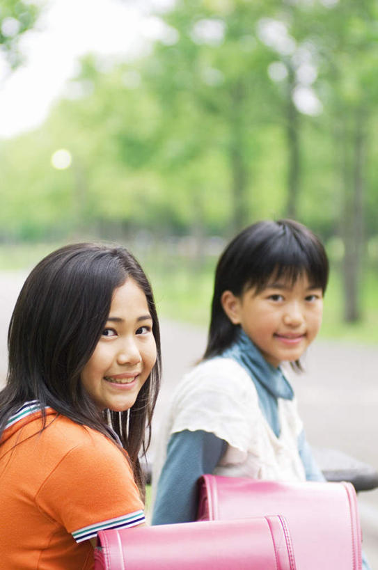 东方人,儿童,两个人,伙伴,朋友,坐,笑,微笑,露齿笑,竖图,室外,白天,正面,友谊,纯洁,草地,草坪,树林,植物,道路,路,椅子,亚洲,小路,交通,扭头,黄种人,草,树,树木,两个,小孩,粉色,绿色,自然,可爱,童年,童趣,生长,成长,童真,烂漫,无邪,天真,友情,女孩,女人,女性,亚洲人,坐着,半身,彩图,女生