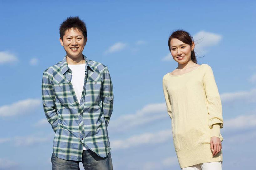 东方人,两个人,夫妻,站,笑,微笑,露齿笑,横图,室外,白天,仰视,爱情,亚洲,服装,云,云朵,浪漫,云彩,休闲装,黄种人,衣服,蓝色,白云,蓝天,天空,天,站着,休闲,休闲服,恩爱,恋人,服饰,晴朗,背手,男人,男性,年轻男性,年轻女性,女人,女性,亚洲人,夫妇,情侣,晴空,站立,半身,彩图,低角度拍摄,伴侣