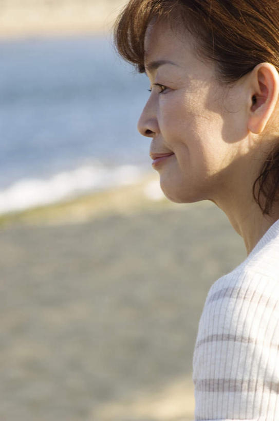 东方人,脸,头,脸颊,一个人,站,笑,微笑,竖图,室外,特写,白天,侧面,海浪,海洋,沙滩,亚洲,仅一个女性,仅一个人,阴影,光线,沙子,影子,海岸,浪花,沙地,黄种人,阳光,海水,站着,仅一个中年女性,海景,女人,女性,中年女性,亚洲人,头部,脸部,脸蛋,面部,大海,风浪,海,海水的波动,海滩,近岸浪,涌浪,站立,半身,彩图