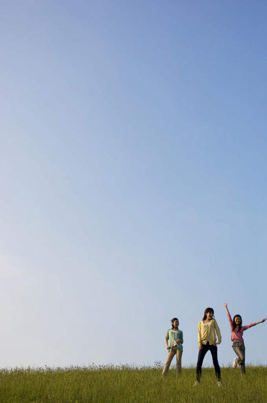 东方人,三个人,伙伴,朋友,站,跳,竖图,室外,白天,正面,跳舞,友谊,草地,草坪,植物,亚洲,云,云朵,云彩,挥手,黄种人,草,蓝色,绿色,白云,蓝天,天空,天,站着,晴朗,舞姿,友情,年轻女性,女人,女性,亚洲人,晴空,跳跃,站立,彩图,全身,舞蹈