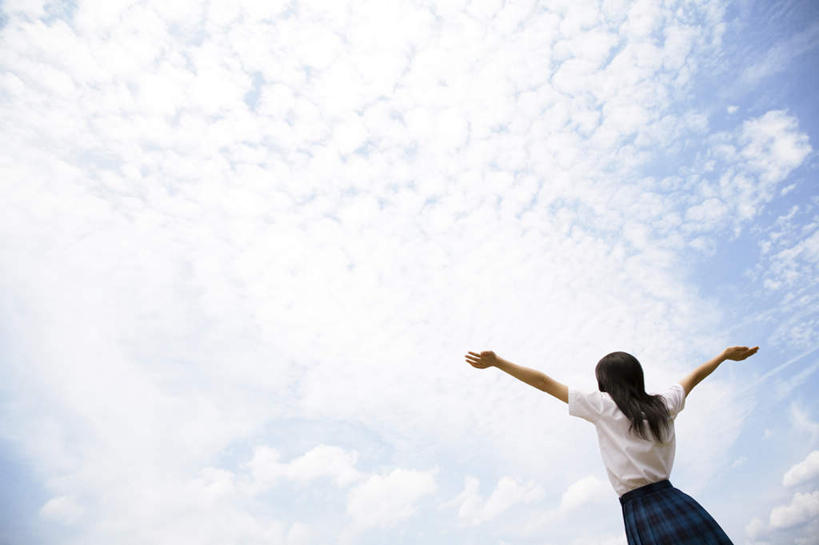 东方人,一个人,站,举,横图,室外,白天,仰视,亚洲,仅一个年轻女性,仅一个女性,仅一个人,阴影,光线,影子,云,云朵,云彩,黄种人,蓝色,白云,蓝天,天空,阳光,天,托,站着,晴朗,年轻女性,女人,女性,亚洲人,晴空,举起,举手,举着,向上举,向上伸,向上托,站立,半身,彩图,低角度拍摄