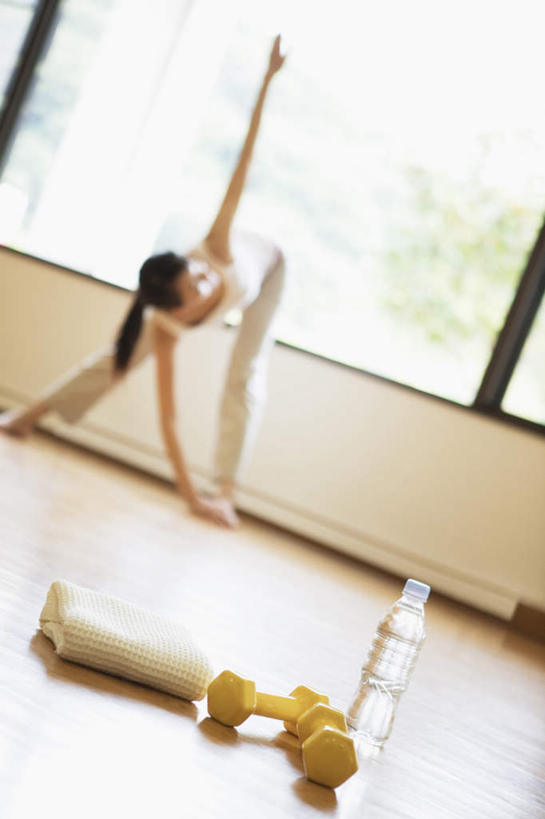 东方人,一个人,健身房,竖图,室内,白天,正面,锻炼,运动,窗户,地板,哑铃,亚洲,仅一个年轻女性,仅一个女性,仅一个人,一条,弯腰,体操,墙,地面,黄种人,饮用水,运动器械,木地板,玻璃窗,墙壁,墙面,两个,黄色,瓶子,塑料制品,毛巾,健身器械,塑料瓶,一瓶,健身器材,弯身,体育,年轻女性,女人,女性,亚洲人,彩图,全身,健身,健身馆,运动器材