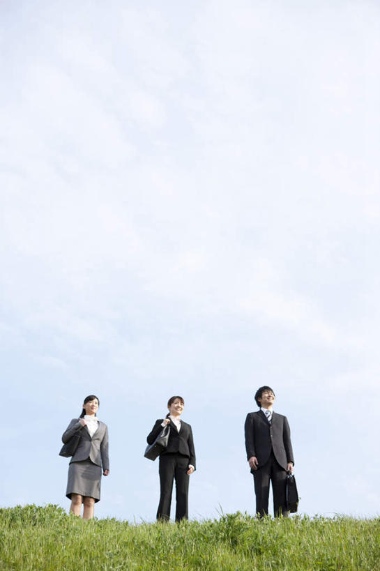 东方人,背,三个人,同事,商务人士,商务男性,商务女性,站,笑,微笑,露齿笑,竖图,室外,白天,仰视,衬衫,成功,合作,团队,集体,信心,草地,草坪,植物,亚洲,握,套装,包,公文包,皮包,云,云朵,拿,云彩,拿着,黄种人,队伍,草,蓝色,绿色,白云,蓝天,天空,天,背着,站着,握着,晴朗,公事包,单肩包,领导,成就,商务装,合伙,领袖,工薪阶层,男人,男性,年轻男性,年轻女性,女人,女性,亚洲人,白领,上班族,晴空,站立,半身,彩图,低角度拍摄,衬衣
