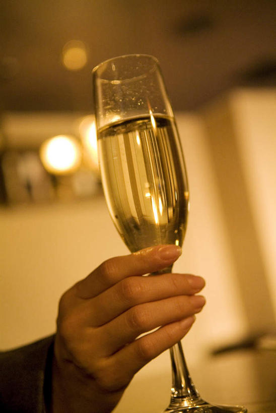 葡萄酒,东方人,一个人,竖图,室内,特写,夜晚,仰视,奢侈,快乐,杯子,照明,亚洲,仅一个年轻女性,仅一个女性,仅一个人,握,高脚杯,灯光,一杯,浪漫,拿,拿着,黄种人,顶灯,玻璃制品,灯,酒,饮料,酒杯,灯具,香槟,诱惑,握着,照亮,照明设备,香槟杯,气泡酒,起泡酒,汽酒,年轻女性,女人,女性,亚洲人,玻璃杯,半身,彩图,低角度拍摄,高兴,欢笑