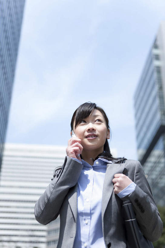 东方人,背,一个人,商务人士,商务女性,高楼大厦,走,打电话,竖图,室外,白天,仰视,度假,美景,城市风光,城市,大厦,建筑,摩天大楼,电话,手机,亚洲,仅一个年轻女性,仅一个女性,仅一个人,套装,包,皮包,景观,云,云朵,建筑群,云彩,黄种人,娱乐,通讯设备,建设,蓝色,白云,蓝天,天空,天,背着,享受,休闲,景色,放松,晴朗,单肩包,商务装,工薪阶层,交流,年轻女性,女人,女性,亚洲人,白领,上班族,晴空,步行,沟通,通话,走路,半身,彩图,低角度拍摄,大楼,高层建筑,高楼,摩天楼