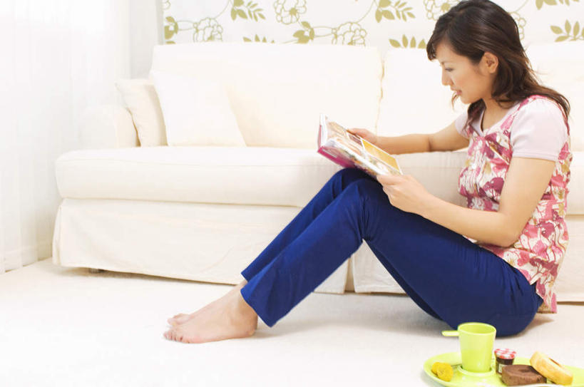 点心,东方人,一个人,坐,横图,室内,白天,正面,看书,下午茶,阅读,窗帘,靠垫,沙发,杯子,餐具,书籍,亚洲,仅一个年轻女性,仅一个女性,仅一个人,两块,学习,碟子,盘,塑料,食品,靠枕,拿,拿着,黄种人,食物,糕点,两个,一个,白色,盘子,塑料制品,书本,抱枕,碟,枕头,果酱,看,读书,浏览,单个,塑料杯,一瓶,布艺沙发,年轻女性,女人,女性,亚洲人,书,图书,坐着,彩图,全身,蛋糕