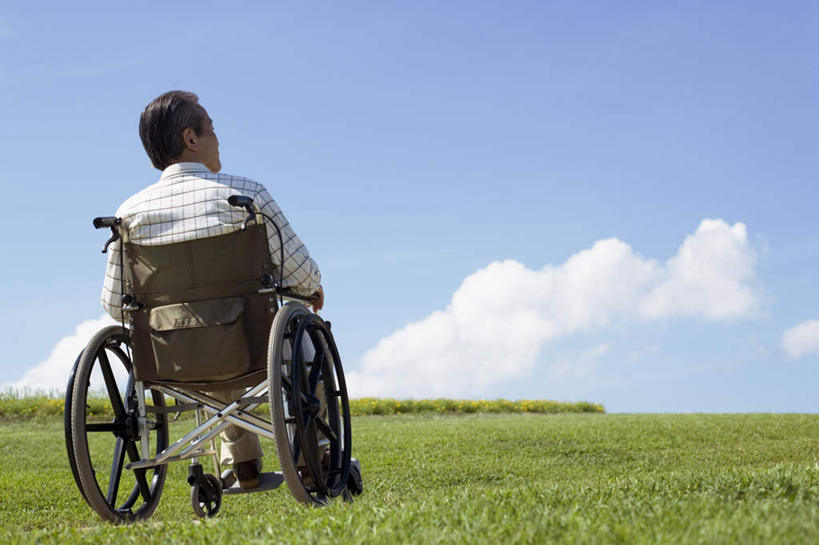 东方人,一个人,病人,坐,横图,室外,白天,仰视,旅游,度假,草地,草坪,花海,花圃,美景,植物,叶子,亚洲,仅一个男性,仅一个人,许多,盛开,景观,云,云朵,花蕾,云彩,注视,黄种人,娱乐,草,花,花瓣,花朵,花卉,鲜花,黄色,蓝色,绿色,白云,蓝天,天空,自然,轮椅,花丛,花束,花田,天,花苞,花蕊,观察,看,仅一个老年男性,享受,休闲,景色,放松,晴朗,观看,察看,关注,自然风光,老年男性,男人,男性,亚洲人,晴空,坐着,彩图,低角度拍摄,全身