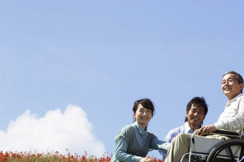 东方人,三个人,家庭,病人,坐,蹲,笑,微笑,露齿笑,横图,室外,白天,仰视,花海,花圃,植物,叶子,亚洲,盛开,云,云朵,花蕾,云彩,注视,黄种人,花,花瓣,花朵,花卉,鲜花,红色,蓝色,绿色,白云,蓝天,天空,轮椅,花丛,花束,花田,天,花苞,花蕊,观察,看,温暖,温馨,一家人,晴朗,观看,和睦,察看,关注,残疾,老年男性,男人,男性,年轻男性,年轻女性,女人,女性,亚洲人,晴空,蹲着,坐着,半身,彩图,低角度拍摄,融洽