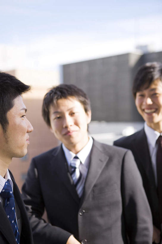 东方人,三个人,伙伴,朋友,高楼大厦,站,笑,微笑,露齿笑,竖图,室外,白天,正面,度假,友谊,合作,团队,美景,城市风光,标志建筑,城市,大厦,地标,建筑,摩天大楼,亚洲,景观,云,云朵,建筑群,云彩,黄种人,娱乐,建设,蓝色,白云,蓝天,天空,天,站着,享受,休闲,景色,放松,战略,晴朗,联合,合谋,配合,协作,男人,男性,年轻男性,亚洲人,晴空,站立,半身,彩图,大楼,高层建筑,高楼,摩天楼