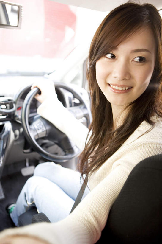 东方人,一个人,坐,笑,微笑,露齿笑,竖图,室外,白天,正面,汽车,椅子,亚洲,仅一个年轻女性,仅一个女性,仅一个人,握,扭头,黄种人,车,衣服,白色,黑色,方向盘,交通工具,轿车,握着,年轻女性,女人,女性,亚洲人,坐着,半身,彩图