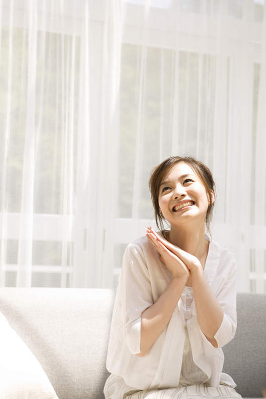 东方人,一个人,坐,笑,微笑,露齿笑,竖图,室内,夜晚,正面,窗帘,靠垫,沙发,亚洲,仅一个年轻女性,仅一个女性,仅一个人,靠枕,祝福,注视,黄种人,虔诚,一个,白色,抱枕,枕头,观察,看,祈祷,双手合十,单个,观看,察看,关注,感谢,布艺沙发,合十礼,合掌礼,合十,莲华合掌,感恩,年轻女性,女人,女性,亚洲人,坐着,半身,彩图