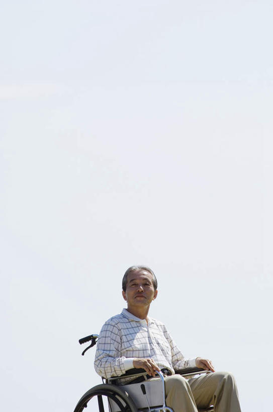 东方人,一个人,病人,坐,竖图,室外,白天,仰视,亚洲,仅一个男性,仅一个人,黄种人,蓝色,蓝天,天空,轮椅,天,仅一个老年男性,晴朗,残疾,万里无云,老年男性,男人,男性,亚洲人,晴空,晴空万里,坐着,半身,彩图,低角度拍摄