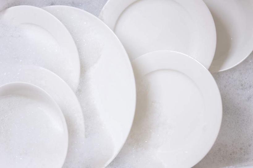 无人,横图,俯视,室内,特写,白天,水,餐具,一堆,许多,阴影,堆叠,堆积,散落,光线,碟子,盘,泡沫,影子,陶瓷,水池,灯光,陶瓷制品,白色,盘子,碟,堆,彩图,高角度拍摄