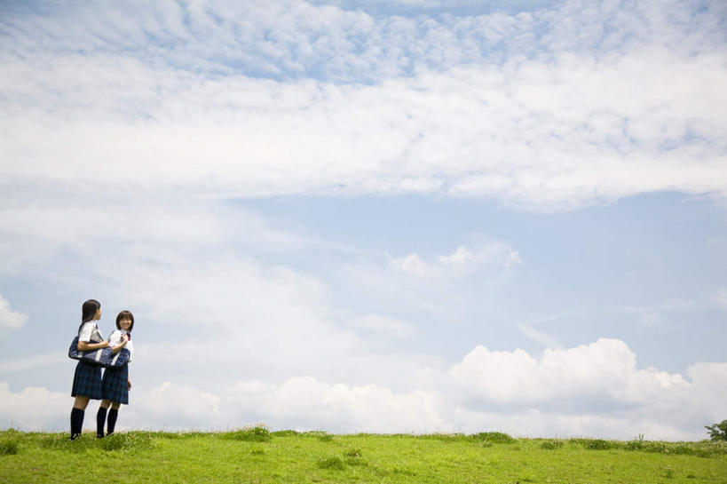 东方人,两个人,伙伴,朋友,站,笑,微笑,露齿笑,横图,室外,白天,仰视,制服,友谊,草地,草坪,植物,亚洲,服装,包,书包,云,云朵,云彩,注视,黄种人,草,蓝色,绿色,白云,蓝天,天空,背包,天,观察,看,站着,同学,校服,晴朗,观看,察看,校友,关注,学生服,同窗,学友,友情,年轻女性,女人,女性,亚洲人,晴空,站立,彩图,低角度拍摄,全身
