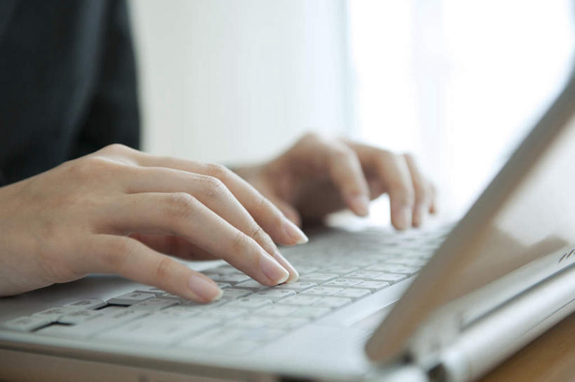 东方人,手,一个人,商务人士,商务女性,办公室,横图,俯视,室内,特写,白天,电脑,笔记本电脑,键盘,窗帘,家具,桌子,亚洲,仅一个年轻女性,仅一个女性,仅一个人,敲打,套装,网络,木制,办公桌,黄种人,输入,输入设备,通讯设备,木制品,打字,手部,点击,敲击,无线,通信设备,商务装,无线网络,无线上网,便携式电脑,工薪阶层,办公家具,按键,手提电脑,年轻女性,女人,女性,亚洲人,白领,上班族,半身,彩图,高角度拍摄