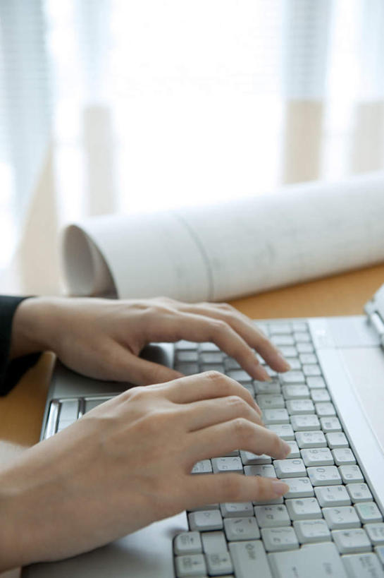 东方人,一个人,商务人士,商务女性,办公室,竖图,俯视,室内,白天,电脑,笔记本电脑,键盘,家具,桌子,亚洲,仅一个年轻女性,仅一个女性,仅一个人,敲打,套装,网络,木制,图纸,办公桌,设计图,黄种人,输入,输入设备,通讯设备,木制品,打字,点击,敲击,无线,通信设备,商务装,无线网络,工程图,草图,蓝图,无线上网,便携式电脑,工薪阶层,办公家具,按键,手提电脑,年轻女性,女人,女性,亚洲人,白领,上班族,设计,半身,彩图,高角度拍摄