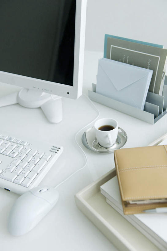 咖啡,无人,竖图,俯视,室内,白天,幸福,电脑,显示器,鼠标,键盘,杯子,餐具,一本,许多,网络,瓷器,碟子,盘,信封,记事本,咖啡杯,陶瓷制品,一杯,娱乐,输入设备,通讯设备,饮料,一个,黄色,白色,本子,笔记本,盘子,碟,享受,休闲,温馨,台式电脑,放松,乐趣,单个,提神,舒适,瓷杯,醒脑,通信设备,输出设备,软饮料,彩图,高角度拍摄