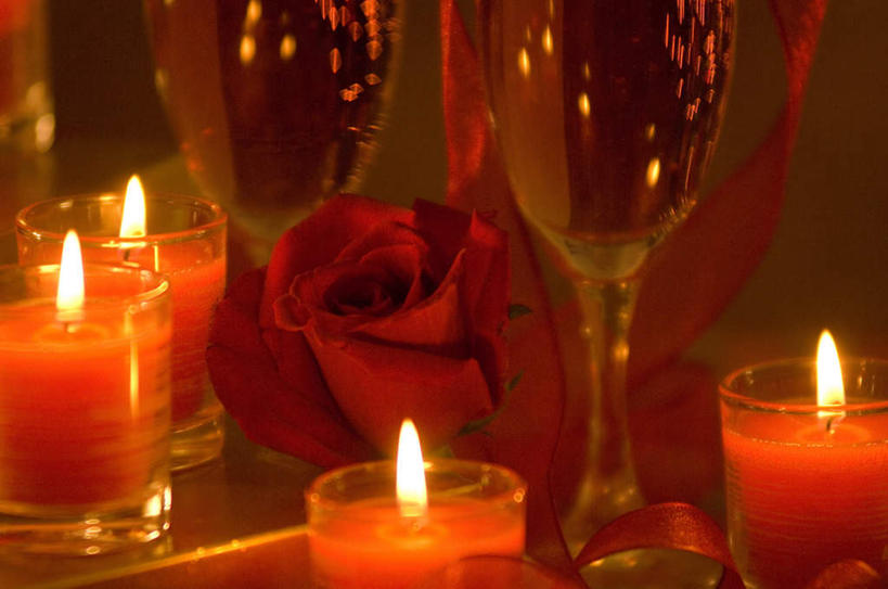 无人,横图,俯视,室内,特写,夜晚,爱情,幸福,纯洁,热情,镜子,玫瑰,杯子,蜡烛,两根,盛开,高脚杯,火焰,烛光,玫瑰花,浪漫,燃烧,花蕾,玻璃制品,花,花瓣,花朵,鲜花,一朵,一个,红色,酒杯,花苞,花蕊,点燃,温暖,温馨,恩爱,单个,镜像,和睦,镜面,感动,香槟杯,尊敬,天真,刺玫花,徘徊花,玻璃杯,彩图,高角度拍摄,融洽