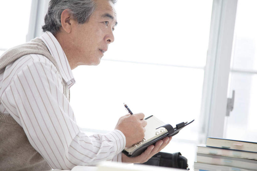 东方人,一个人,坐,横图,室内,白天,正面,窗户,落地窗,书籍,亚洲,仅一个男性,仅一个人,许多,握,包,笔,书包,办公用品,记事本,注视,黄种人,玻璃窗,文具,背包,本子,笔记本,学习用品,观察,记录,看,仅一个老年男性,握着,观看,文具用品,察看,关注,老年男性,男人,男性,亚洲人,书,图书,坐着,半身,彩图,双肩包