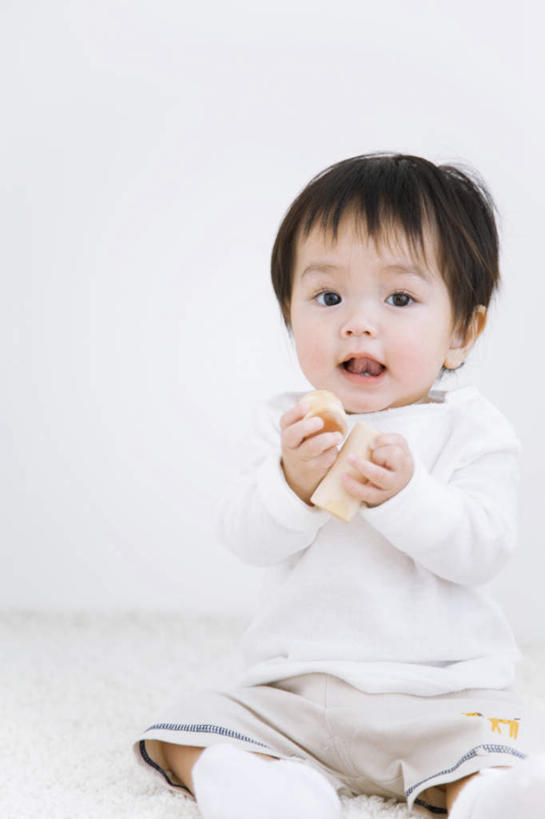 点心,面包,东方人,婴儿,儿童,一个人,坐,竖图,室内,特写,白天,白色背景,正面,游戏,纯洁,智慧,玩具,亚洲,仅一个人,一块,握,木制,食品,面点,拿,玩,拿着,黄种人,娱乐,食物,糕点,小孩,木制品,张嘴,休闲,积木,可爱,益智,握着,摄影,活泼,影棚,活动,思维,发泄,消遣,智力,宝宝,想象,张大嘴巴,纯真,烂漫,无邪,宣泄,伶俐,天真,亚洲人,孩子,张开嘴,玩耍,嬉戏,坐着,彩图,影棚拍摄,拍摄