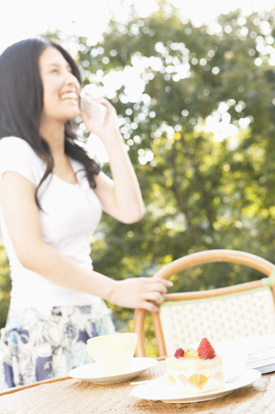 点心,东方人,一个人,笑,打电话,微笑,露齿笑,竖图,室外,白天,仰视,下午茶,树林,植物,餐桌,桌子,草莓,杯子,餐具,电话,手机,水果,椅子,亚洲,仅一个年轻女性,仅一个女性,仅一个人,一张,新鲜,碟子,盘,云,云朵,生食,食品,果实,云彩,黄种人,通讯设备,树,树木,食物,糕点,两个,一个,蓝色,绿色,白色,白云,蓝天,天空,自然,盘子,水杯,碟,天,扶,有机食品,绿色食品,生长,晴朗,单个,成长,餐台,扶着,交流,年轻女性,女人,女性,亚洲人,茶杯,晴空,洋莓,水果皇后,红莓,地莓,沟通,通话,半身,彩图,低角度拍摄,蛋糕