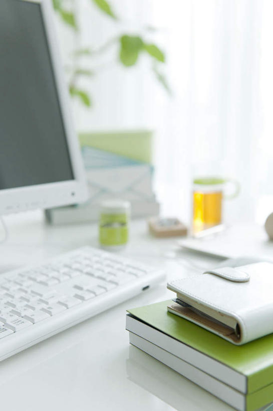 无人,办公室,竖图,俯视,室内,白天,电脑,显示器,鼠标,键盘,茶,窗帘,家具,桌子,杯子,书籍,叶子,一本,许多,装饰,网络,材料,档案,文件,办公桌,绿叶,记事本,一杯,输入设备,通讯设备,黄色,白色,本子,笔记本,水杯,资料,嫩叶,台式电脑,华丽,修饰,一份,点缀,文档,通信设备,输出设备,办公家具,衬托,美观,雅致,雅观,叶,叶片,茶杯,书,图书,彩图,高角度拍摄