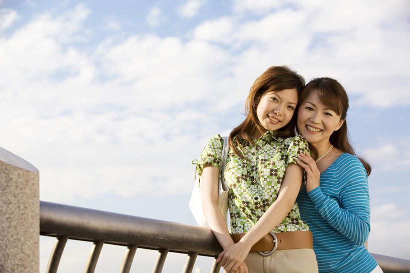 东方人,两个人,站,抱,笑,微笑,露齿笑,横图,室外,白天,仰视,亚洲,云,云朵,桥,云彩,黄种人,栈桥,蓝色,白云,蓝天,天空,天,站着,晴朗,抱着,人行桥,搂着,年轻女性,女人,女性,亚洲人,晴空,怀抱,搂,搂抱,相抱,拥抱,站立,半身,彩图,低角度拍摄