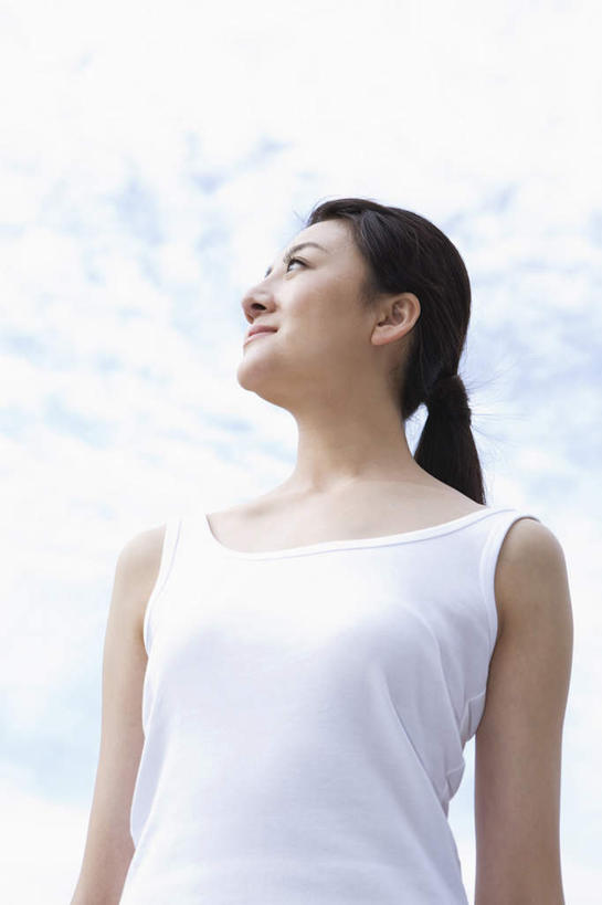 东方人,一个人,站,笑,微笑,竖图,室外,白天,仰视,亚洲,仅一个年轻女性,仅一个女性,仅一个人,云,云朵,云彩,注视,黄种人,衣服,蓝色,白色,白云,蓝天,天空,天,看,站着,晴朗,关注,年轻女性,女人,女性,亚洲人,晴空,抬头,仰头,站立,半身,彩图,低角度拍摄