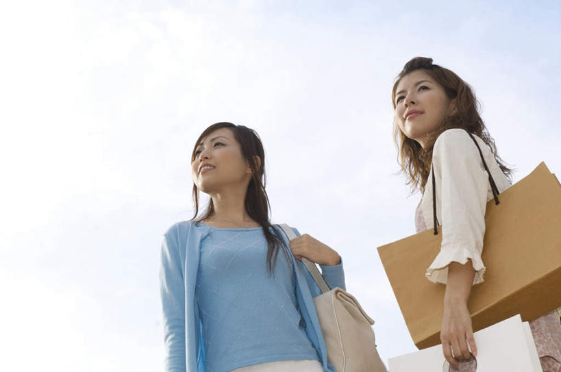 东方人,背,一个人,伙伴,朋友,站,横图,室外,白天,仰视,购物,友谊,消费,袋子,亚洲,仅一个年轻女性,仅一个女性,仅一个人,包,包装袋,皮包,手提袋,云,云朵,购物袋,云彩,拎,注视,黄种人,蓝色,白云,蓝天,天空,天,背着,观察,看,站着,转头,金融,晴朗,观看,单肩包,察看,购买,关注,贸易,友情,年轻女性,女人,女性,亚洲人,晴空,站立,半身,彩图,低角度拍摄,拎着