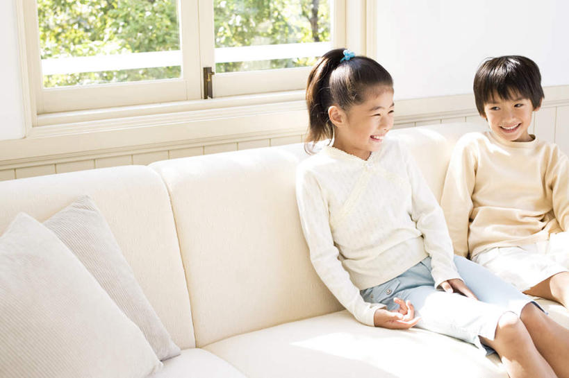 东方人,儿童,两个人,坐,笑,微笑,露齿笑,横图,俯视,室外,白天,纯洁,窗户,靠垫,沙发,亚洲,靠枕,黄种人,玻璃窗,两个,小孩,白色,抱枕,枕头,可爱,童年,童趣,布艺沙发,童真,烂漫,无邪,天真,男孩,男人,男性,女孩,女人,女性,亚洲人,坐着,半身,彩图,高角度拍摄,男生,女生