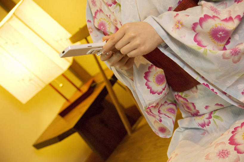 一个人,家,客厅,坐,打电话,横图,室内,白天,正面,民族服装,地板,家具,台灯,装修,桌子,建筑,电话,手机,照明,仅一个年轻女性,仅一个女性,仅一个人,和服,装饰,房屋,墙,屋子,公寓,灯光,地面,古典,通讯设备,建设,装潢,洋房,楼房,木地板,墙壁,墙面,住宅,灯,白色,灯具,室内装潢,日式,服饰,明亮,照亮,起居室,舒适,家居装潢,照明设备,房屋设计,室内设计,宽敞,吴服,一部,唐草,唐花,唐锦,样板房装潢,交流,年轻女性,女人,女性,设计,沟通,通话,坐着,半身,彩图,传统服装,民俗服,房子