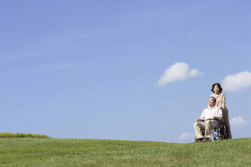 东方人,两个人,夫妻,病人,坐,走,推,笑,微笑,横图,室外,白天,仰视,爱情,旅游,度假,草地,草坪,美景,植物,亚洲,工具,景观,云,云朵,浪漫,云彩,黄种人,娱乐,草,蓝色,绿色,白云,蓝天,天空,自然,轮椅,天,复健,享受,休闲,康复,器械,景色,恩爱,放松,恋人,晴朗,医疗设备,自然风光,推着,医疗器械,残疾,医疗工具,辅助设备,老年男性,老年女性,男人,男性,女人,女性,亚洲人,夫妇,情侣,晴空,步行,散步,走路,坐着,彩图,低角度拍摄,全身,伴侣