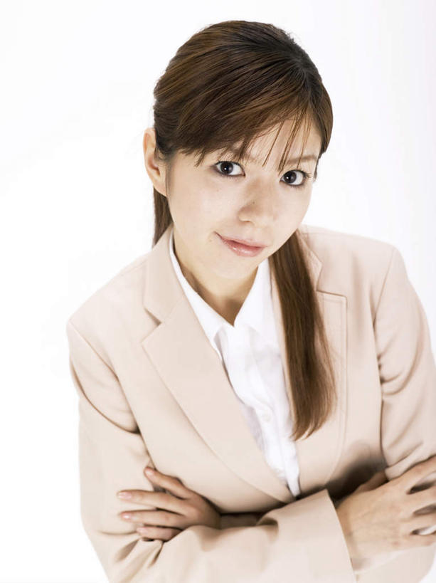 东方人,脸,头,脸颊,一个人,商务人士,商务女性,站,笑,双手交叉,微笑,露齿笑,竖图,室外,特写,白天,仰视,亚洲,仅一个年轻女性,仅一个女性,仅一个人,套装,黄种人,站着,双手抱胸,商务装,工薪阶层,年轻女性,女人,女性,亚洲人,头部,脸部,脸蛋,面部,白领,上班族,站立,半身,彩图,低角度拍摄