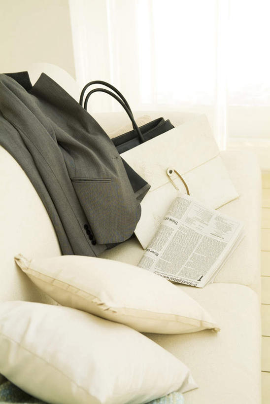 无人,竖图,俯视,室内,白天,西装,窗帘,靠垫,沙发,报纸,套装,正装,信息,英文,包,标志,材料,档案,皮包,文件,文字,字符,字母,靠枕,职业装,标识,两个,一个,白色,黑色,资料,抱枕,枕头,一件,单个,英文字母,新闻,一份,单肩包,文档,布艺沙发,彩图,高角度拍摄,报刊