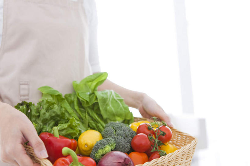 东方人,一个人,站,捧,横图,俯视,室内,特写,白天,窗户,落地窗,柠檬,辣椒,蔬菜,西红柿,水果,亚洲,仅一个年轻女性,仅一个女性,仅一个人,许多,竹制,新鲜,篮子,花菜,花椰菜,生菜,莴苣,西兰花,生食,食品,果实,黄种人,玻璃窗,食物,三个,一朵,一个,黄色,红色,蓝色,竹篮,站着,四个,有机食品,绿色食品,单个,竹制品,彩椒,辣角,红海椒,大椒,辣虎,广椒,春菜,鹅仔菜,莴仔菜,千金菜,叶用莴苣,年轻女性,女人,女性,亚洲人,益母果,柠果,樱桃番茄,甜椒,柿子椒,圣女果,辣子,海椒,番茄,番椒,灯笼椒,端,端着,捧着,手捧,站立,半身,彩图,高角度拍摄