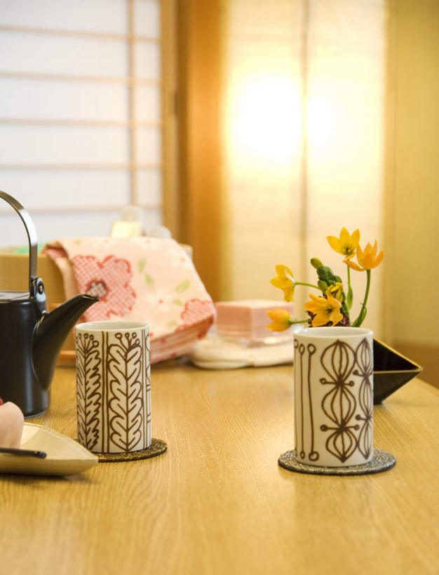 无人,家,竖图,俯视,室内,白天,家具,门,卧室,装修,建筑,杯子,花盆,一块,许多,阴影,装饰,盛开,光线,木制,桶,影子,房屋,屋子,公寓,灯光,咖啡色,古典,花蕾,建设,装潢,洋房,楼房,住宅,花,花瓣,花朵,鲜花,两个,一个,黄色,红色,木制品,容器,水杯,垫子,毛巾,门框,室内装潢,花苞,花蕊,日式,单个,储藏,明亮,舒适,家居装潢,储存,房屋设计,室内设计,宽敞,样板房装潢,设计,茶杯,彩图,高角度拍摄,房子,睡房,卧房,贮存