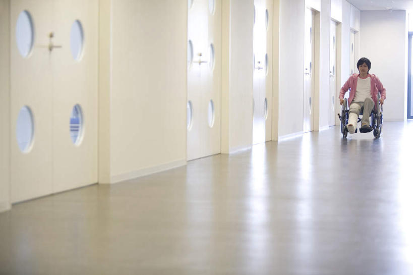 东方人,一个人,病人,坐,横图,室内,白天,正面,门,亚洲,仅一个男性,仅一个人,许多,阴影,光线,工具,影子,走道,走廊,过道,灯光,黄种人,仅一个年轻男性,轮椅,门框,复健,康复,器械,医疗设备,医疗器械,医疗工具,辅助设备,男人,男性,年轻男性,亚洲人,坐着,彩图,全身