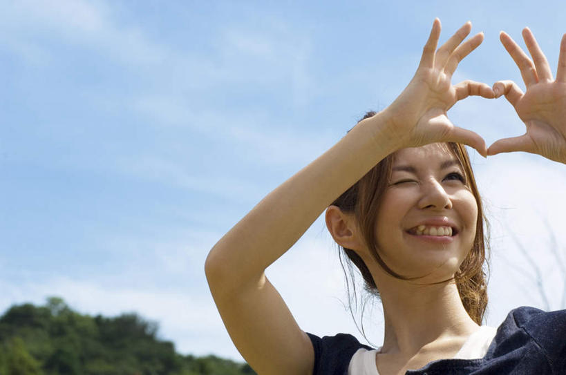 东方人,一个人,站,举,笑,微笑,露齿笑,横图,室外,白天,仰视,爱情,植物,亚洲,仅一个年轻女性,仅一个女性,仅一个人,爱心,云,云朵,浪漫,云彩,黄种人,树,树木,蓝色,绿色,白云,蓝天,天空,自然,天,手势,托,站着,温暖,温馨,心形,恩爱,生长,晴朗,成长,和睦,年轻女性,女人,女性,亚洲人,心型,晴空,举起,举手,举着,向上举,向上伸,向上托,站立,半身,彩图,低角度拍摄,融洽